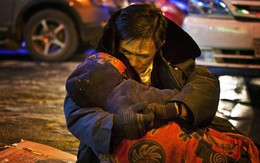 24h qua ảnh: Người đàn ông ôm xác vợ dưới trời lạnh giá