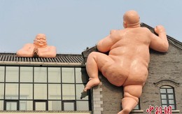 Tượng Đức Phật khỏa thân trèo tường ở Trung Quốc