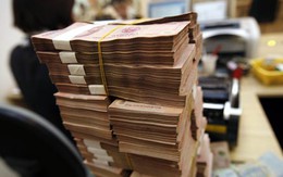 Ngân hàng nhìn đống tiền thừa mà run