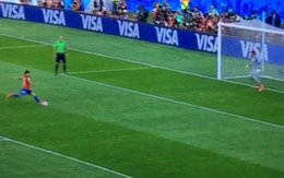 Pha đá penalty “sấm sét” của Chile