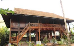 Đại gia ngược núi dời cả bản nhà sàn về Hà Nội