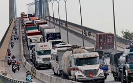 Cả trăm xe tải, xe container lại bị 'giam' trên cầu Phú Mỹ