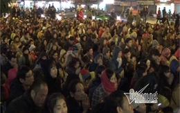 Hàng ngàn người đứng giữa đường dự lễ cầu an trong giá lạnh