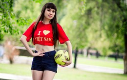 Hot girl Nga gây sốt khi chụp ảnh cổ vũ U19 Việt Nam