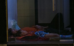 Người phụ nữ bỏ chồng, ôm con ngủ trong cây ATM tại Hà Nội
