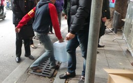 Người đàn ông cuối cùng ôm can xăng cố thủ đã "đầu hàng"