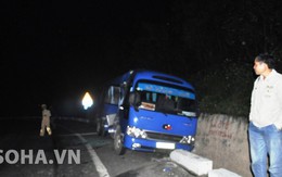 Xe tải tụt dốc hất xe khách vào sườn núi, 18 người thoát chết