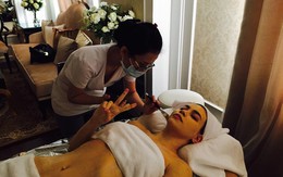 Cận cảnh Hồ Ngọc Hà dát vàng lên toàn thân làm đẹp