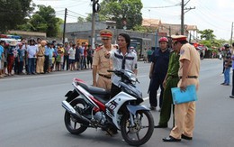 Dân giữ môtô cảnh sát, đòi làm rõ vụ thanh niên bị thương