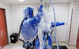 Hình ảnh quần áo bảo hộ đặc biệt của châu Âu đối phó dịch Ebola