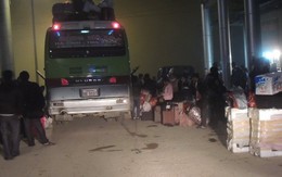 Người Việt tấp nập đổ về cửa khẩu trong đêm
