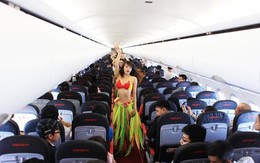 Nữ tiếp viên VietJet Air lại múa thoát y trên máy bay