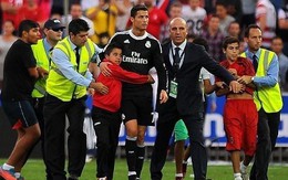 Ronaldo khó xử vì bị fan nhí ôm chặt cứng