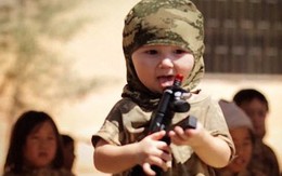 Hình ảnh ớn lạnh lính trẻ em IS tập bắn AK47
