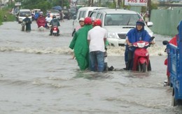 Người Sài Gòn bì bõm vì ngập nặng sau mưa lớn