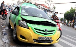 Taxi bốc cháy, hành khách mở cửa chạy thục mạng