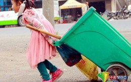 Cô bé 5 tuổi quét rác trên đường phố thức tỉnh triệu người dân