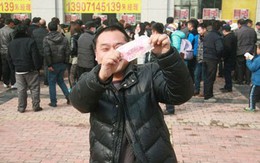 Đại gia chơi trội rải hơn 300 triệu xuống đường