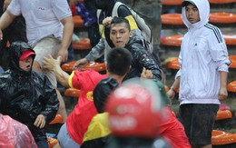 Cầu thủ Việt Nam tức giận, đau lòng vì bạo động