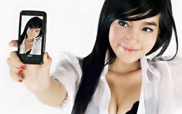 Elly Trần đẹp tinh khôi bên smartphone
