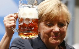 Ngắm nét mặt bà Merkel "đọc" tiến trình khủng hoảng châu Âu