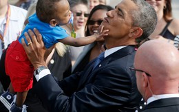 24h qua ảnh: Em bé nghịch ngợm cấu cằm Tổng thống Mỹ