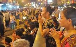 Hàng nghìn người ngồi kín đường dự lễ Vu lan