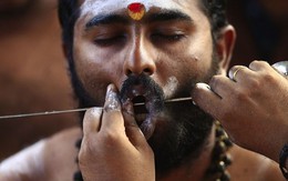 Đủ kiểu hành xác gột rửa tội lỗi của người Hindu