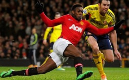 Hy hữu: Trọng tài Lee Mason "húc đổ" Welbeck