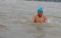 Người Hà Nội vẫn tắm ở bãi giữa sông Hồng trong ngày giá rét