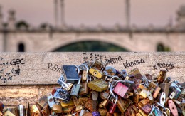 ‘Cây cầu tình yêu’ ở Paris sập vì 700.000 ổ khóa