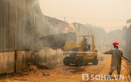 Cháy lớn, xưởng gỗ hơn 1000m2 bị thiêu rụi, đổ sập