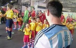 Messi lại không thèm bắt tay fan nhí?