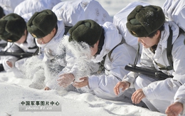 Nữ đặc nhiệm Trung Quốc gồng mình trong tuyết lạnh -31 độ C