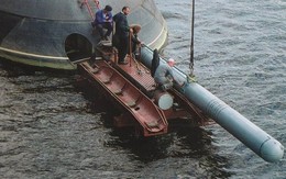 Tàu ngầm Kilo nạp tên lửa, tiêu diệt tàu đối phương