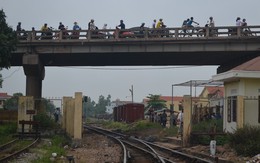 Kinh hoàng nam thanh niên lao vào đoàn tàu bị cán đứt đôi người