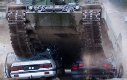 ẢNH ẤN TƯỢNG: Siêu tăng Leopard 2A4 nghiền nát cùng lúc 2 ô tô