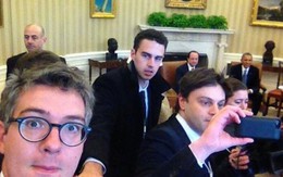 Nhà Trắng “nóng mắt” vì nhà báo Pháp chụp ảnh "tự sướng"