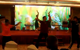 Cười lăn lộn với màn múa của cầu thủ U19 Việt Nam
