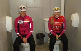 Hàn huyên chuyện Olympic trong nhà vệ sinh ở Sochi