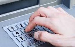 Phạt khi ATM hết tiền: Khó khăn và tốn kém cho các ngân hàng