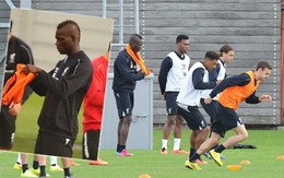 Balotelli tái diễn "trò hề" không biết mặc áo tập