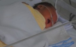 Điều trị đặc biệt bé gái 7 tháng tuổi sinh rớt trong bồn cầu