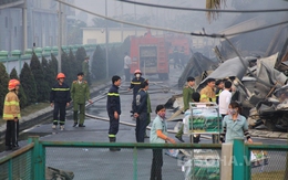 Hàng chục chiếc xe cứu hỏa chữa cháy kho sơn ở Bắc Ninh