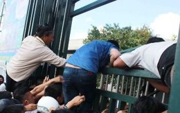CĐV chen lấn, trèo hàng rào để mua vé xem U19 Việt Nam