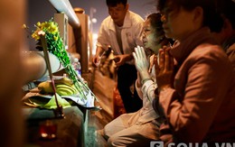 Đêm trước ngày xử án: Mẹ chị Huyền thắp hương trên cầu Thanh Trì