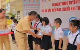 CSGT Hà Nội đến tận trường phát vở cho học sinh