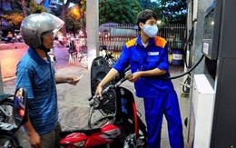 Chuyện lạ về người đàn ông đổ 5000 đồng tiền xăng trong đêm