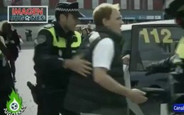 Trêu ngươi cảnh sát Madrid, fan Liverpool bị tống về đồn