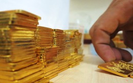 Giá vàng thế giới tăng vọt, vàng trong nước theo không kịp
